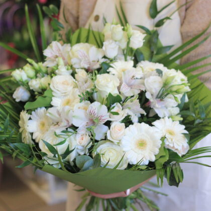 Fehér csokor vegyes virágokból