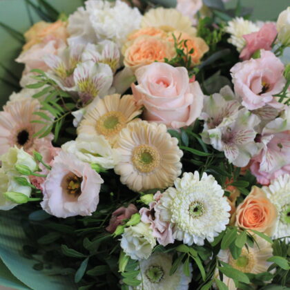 Pasztell árnyalatú csokor, vegyes virágokból