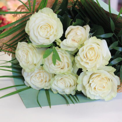 Hosszú szárú fehér rózsa csokor