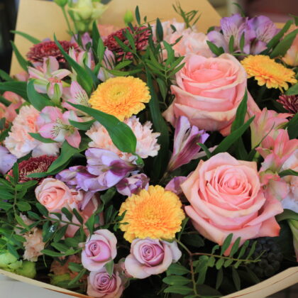 Rózsaszín, lila, barack csokor