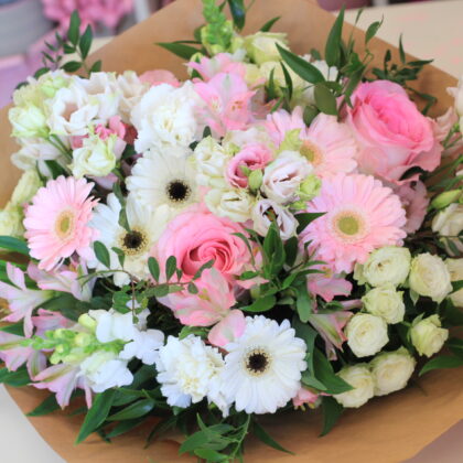 Rózsaszín fehér árnyalatú csokor