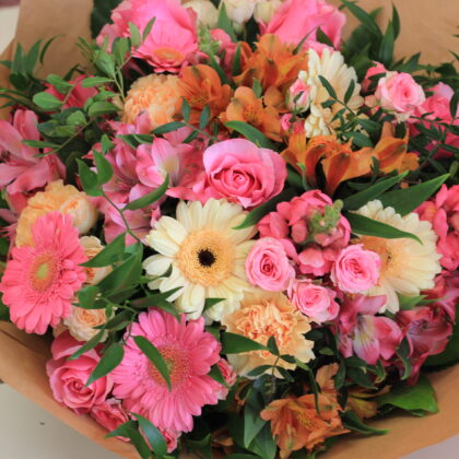 Barack-rózsaszín árnyalatú csokor